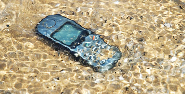 Как спасти утонувший телефон? Как спасти утонувший телефон?